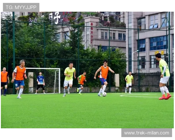 足球明星的一天:从早晨训练到夜晚放松的生活与背后努力揭秘 足球明星的一天:从早晨训练到夜晚放松的生活与背后努力揭秘